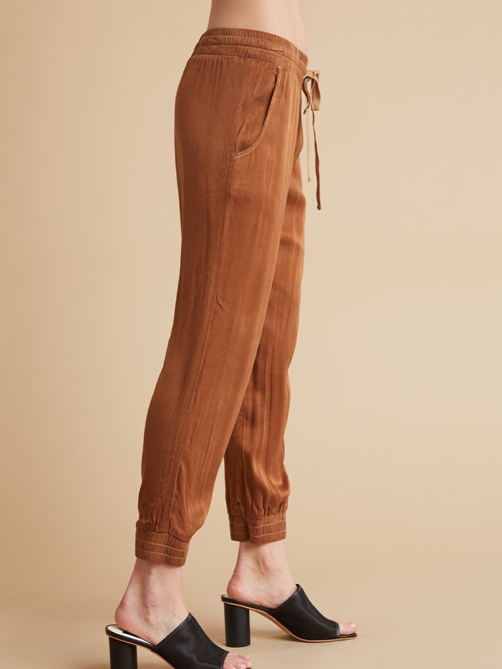 NWT Bella Dahl Los Angeles Satin Easy Jogger Pants in Copper Brown size Medium